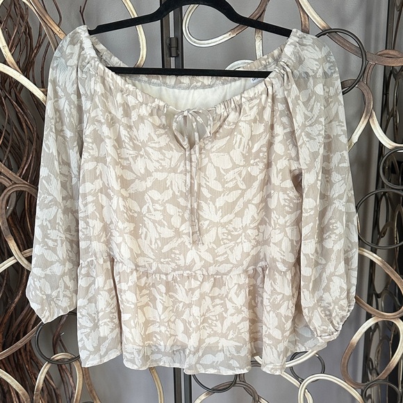 Chic Beige Floral Blouse for Women - Picture 1 of 4